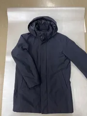 送料無料！！UNIQLO ユニクロ　Hybrid down outerwearメンズダウンコート　ダウン90フェザー10   ネイビーブラックカラー　サイズM   80330MOKAKE