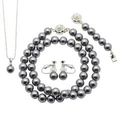 【新品】 [Mani・Mani] プレミアム 高級 貝パール ４点セット ８mm珠 冠婚葬祭 結婚式 ２通りの長さが楽しめるアジャスター付き 書 ギフト 新社会人 お祝い 七五三 お受験 【日本製】(グレー（イヤリング）)