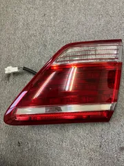 200系 クラウン ハイブリッド 前期型 純正 テール フィニッシャー 右 運転席側 トヨタ クラウン GWS204 前期 純正 ICHIKOH 30-371 CROWN HYBRIDのサムネイル