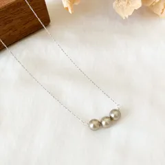 35-3.ブラウン (金属アレルギー対応) 華奢 小ぶり 3粒パールとシルバーチェーンのステンレス