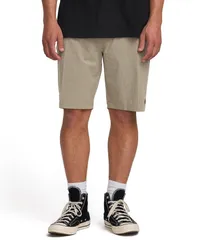 ビラボン メンズ ボトムス ハーフパンツ・ショーツ ショートパンツ Billabong Crossfire Solid Elastic Submersible 18 Inseam Shorts Khaのサムネイル