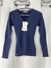 レディース LACOSTE Vネック スリムフィット ニット 034 新品 (ガラス 着用)