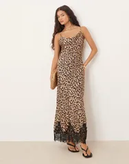 ネバーフリードレスド レディース トップス ワンピース レーストリム マキシワンピース プリント サテン レース マキシ Never Fully Dressed satin cowl neck maxi dress with lace trim hem in