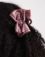 エイソス レディース アクセサリー ヘアアクセサリー ASOS DESIGN hair claw with pink gathered plaid fabric detail pink ピンクのサムネイル