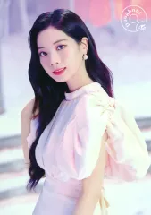 【中古】キャラカード ダヒョン(上半身/縦) ランダムトレーディングカード 「TWICE JAPAN 9th SINGLE『Doughnut』」 リリース記念グッズ