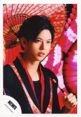 【中古】生写真(ジャニーズ) NEWS/加藤シゲアキ/バストアップ・衣装赤黒・左手傘・目線右/「KAGUYA」PV＆ジャケ/公式生写真