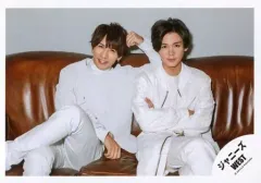 【中古】生写真(ジャニーズ) ジャニーズWEST/藤井流星・小瀧望/横型・膝上・座り・衣装白・小瀧腕組み/アルバム「WESTival」ジャケ写撮影＆グッズ撮影オフショット/公式生写真