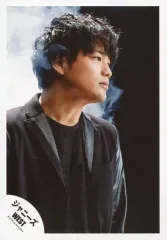 【中古】生写真(ジャニーズ) ジャニーズWEST/桐山照史/上半身・衣装黒・体右向き・顔横向き・背景黒・煙/「逆転Winner」Music clip -cool ver.- 撮影オフ/公式生写真
