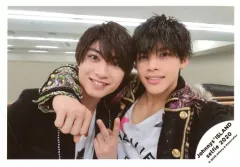 【中古】生写真(ジャニーズ) 7 MEN 侍/本高克樹・菅田琳寧/横型・バストアップ・衣装黒・白・笑顔・菅田右手肩に回し・本高左手ピース/Johnnys’ ISLAND セルフィー 2020/公式生写真