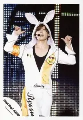 【中古】生写真(ジャニーズ) Hey! Say! JUMP/山田涼介/ライブフォト・膝上・衣装白黒オレンジ・両手親指立て・フード被り/公式生写真