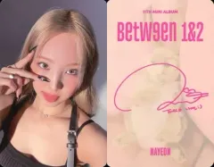 【中古】コレクションカード(女性) TWICE/ナヨン/裏面ベージュ・印刷サイン入り/CD「11TH MINI ALBUM BETWEEN 1＆2」封入特典フォトカード