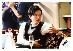 【中古】生写真(ジャニーズ) NEWS/加藤シゲアキ/横型・バストアップ・座り・衣装黒・白・蝶ネクタイ・顔右向き・左手上げ・グラス/「NEWS LIVE TOUR 2015 WHITE」DVD特典映像撮影/公式生写真