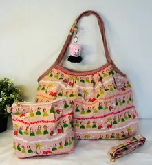 【裁縫ストア・ボヌール】大人かわいい　大きめ　フラガール柄　トートバッグ　ビッグサイズ　グラニーバッグ　ポーチ　ショルダーバッグ　サコッシュ　ショルダーストラップ付き  インド刺繍リボン　ハンドメイド　再出品/ №500-810