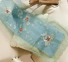 テーブルランナー36X70cm レースに囲まれ　　グリーン