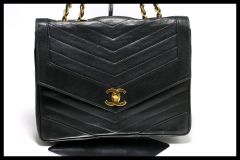 美品」CHANEL V-Stitchシャネル Vステッチ ターンロック - メルカリ