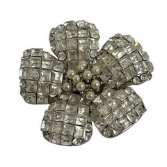 フォクシー　お花ブローチ　グレー　スワロフスキー フォクシー お花ブローチ グレー スワロフスキー - メルカリ