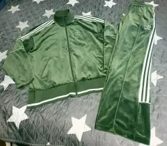 (BLACKPINK LISA PICK) アディダス ファイヤーバード ツアーベルベット 上下セット オリーブ グリーン