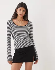 モンキ レディース トップス Tシャツ スリムフィット Monki long sleeve slim fit scoop neck Tshirt and offwhite stripe Blackwhのサムネイル