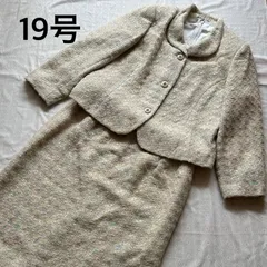 未使用　タグ付き　5L 19号　大きいサイズ　スカートスーツ セットアップ　ブラウス3点セット ツイード　ジャケット 丸襟り　タイトスカート　ミモレ丈  カメリアコサージュ付き