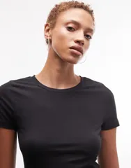 モンキ レディース トップス Tシャツ スリムフィット Monki Louie slim fit baby tee Black solid ブラックのサムネイル