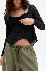 アーバンアウトフィッターズ レディース トップス Tシャツ レース BDG Urban Outfitters Piper Handkerchief Hem Lace TShirt Black ブラックのサムネイル