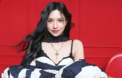 【中古】コレクションカード(女性) MISAMO(TWICE)/ミナ(MINA)/横型/CD「PLAY」【通常盤】(WPCL-13721)初回プレス分限定封入トレーディングカード