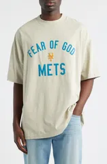 フィアオブゴッド メンズ トップス Tシャツ コットン グラフィック Fear of God Essentials Mets 90s Fit Cotton Graphic TShirt Homestead Heather ヘザー
