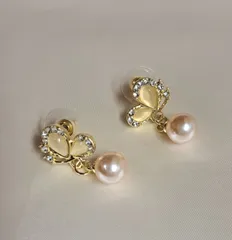 蝶モチーフ　ピアス　パール風　ゴールド　華やか　レディース