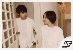 【中古】生写真(男性) SUPER★DRAGON/松村和哉・伊藤壮吾/横型・上半身・衣装白・松村右手扉・目線合わせ/「NUMBER 9 TOUR」生写真セット～第4弾～