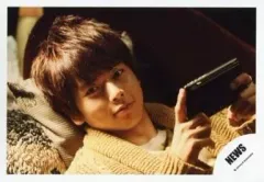 【中古】生写真(ジャニーズ) NEWS/増田貴久/横型・仰向け・タブレット・カメラ目線/公式生写真
