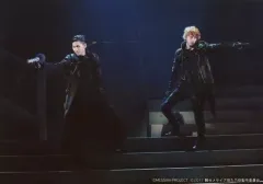 【中古】生写真(男性) 杉江大志(加々美いつき)・井澤勇貴(有賀涼)/ライブフォト・横型・全身・衣装黒・杉江目線右・井澤目線左・銃突き出し・階段・背景黒・キャラクターショット/舞台「メサイア-悠久乃刻-」劇中ブロマイド セットA