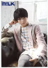 【中古】生写真(男性) M!LK/塩崎太智/膝上・衣装ピンク・白・ソファ座り・右手頬杖/「M!LK SPRING TOUR 2018 #バトレボ～牛丸学園ブルジョワ部～」生写真セット -8杯目-