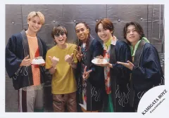 【中古】生写真(STARTO) KAMIGATA BOYZ/安田章大・藤原丈一郎・末澤誠也・草間リチャード敬太・小島健/横型・膝上/「KAMIGATA BOYZ DREAM IsLAND 2024 ～やっぱこの街好っきゃねん～」グッズオフショット/公式生写真
