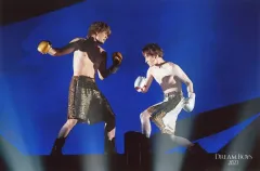 【中古】生写真(ジャニーズ) Snow Man・SixTONES/渡辺翔太・森本慎太郎/ライブフォト・横型・全身・2Lサイズ/「DREAM BOYS 2023」ステージフォト
