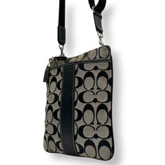 【良品】コーチ COACH シグネチャー ショルダーバッグ サコッシュ ポシェット 斜め掛け クロスボディ キャンバス レザー ブラック 黒 グレー 縦型 スリム 薄型 軽量 メンズ レディース ユニセックス 鞄 カバン 旅行 散歩 s2