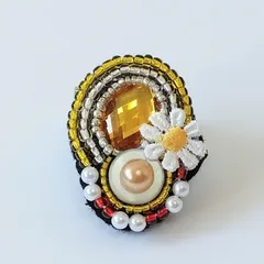 きいろ系ボタンビーズブローチ