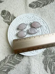 天然石コネクターチャーム ローズクォーツシルバー 楕円形 2カン 14×27mm ゴールド (1ヶ)のサムネイル