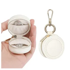 【新品】 ミニ ジュエリーボックス 携帯用 吊り下げバックル付き かわいい 白ラウンド PUレザー アクセサリーケース ジュエリー収納ケース キーホルダー 持ち運び ベルベットの裏地 指輪ケース 指輪 ネックレス ピアス ジュエリー収納 小物入れ 贈り物  1