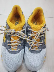 アシックス スニーカー グレー/イエロー