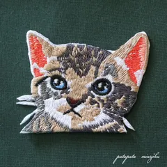 ワッペン   おすまし顔の猫  刺繍  アイロンワッペン  アップリケ  ワッペン  ステッカー  猫  ねこ  ネコ  子猫  動物  バッジ  雑貨  ブローチ  小物  パタパタ民族