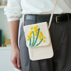 [新作] 手刺繍コットンサコッシュ ミモザ 生成り：ピープルツリー フェアリーチェ 正規取扱店【221016】のサムネイル