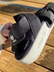 アディダス サンダル