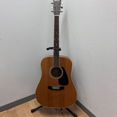 Morris アコースティックギター。古い ハードケースに入れてお届けし