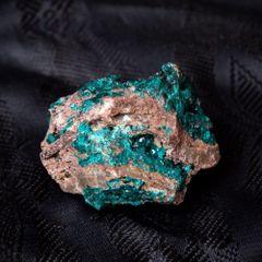 ディオプテーズ（翠銅鉱）母岩付きクラスター - メルカリ