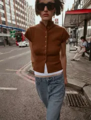 ザラ ボタンニットトップス