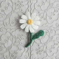 ブローチ　コサージュ　ハンドメイド　手編み　手作り　編み物　刺繍糸　レース編み　かぎ針　花　デイジー　マーガレット　白　黄色　緑　ナチュラル　レトロ　可愛い　大人可愛い　おしゃれ　シンプル　ノスタルジック　かぎ針編み　ノースポール　女の子　お出かけ　プレゼント