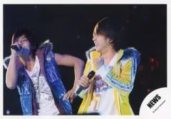 【中古】生写真(ジャニーズ) NEWS/錦戸亮・増田貴久/横型・ライブフォト・上半身・衣装青黄色・インナー白・右手マイク・左手腰/公式生写真