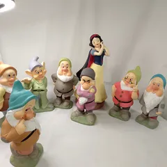 中古品 白雪姫 全長約37㎝ 七人の小人  全長約25㎝ の迫力満点のサイズ感です ディズニー Snow White DISNEY の刻印あります ホログラムシールあります ヴィンテージ ガーデニング  W103