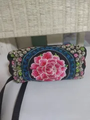 刺繍花柄ブラックポーチ クロスバック