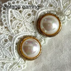 A04003ヴィンテージ 半球パールにゴールドフレームのイヤリング